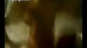 El Amigo de Desi Bhabhi Explota en un Video Porno Amateur 1 mín. 20 sec