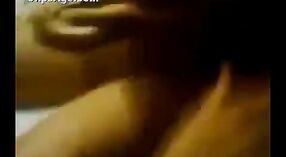 Desi Bhabhi ' s vriend wordt ontploft in Amateur porno Video 1 min 50 sec