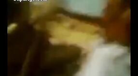 Desi Bhabhis Freund wird in Amateur-Porno-Video explodiert 2 min 00 s