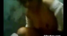 Desi Bhabhi ' s vriend wordt ontploft in Amateur porno Video 2 min 40 sec