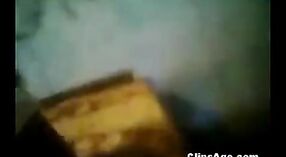 Desi Bhabhi ' s vriend wordt ontploft in Amateur porno Video 3 min 20 sec