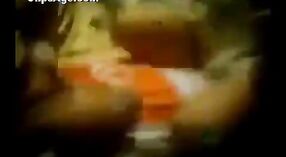 Teman Desi Bhabhi Meledak dalam Video Porno Amatir 0 min 0 sec