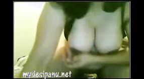 Desi meisje van Zuid-Indiase masturbeert op webcam 2 min 00 sec