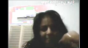 Desi dziewczyna Sarita pokazuje swoje aktywa na kamery po raz pierwszy 0 / min 0 sec
