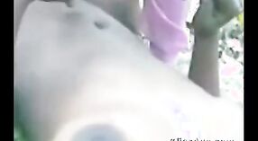 Indiano sesso video con un locale Tamil puttana ottenere scopata all'aperto 2 min 40 sec