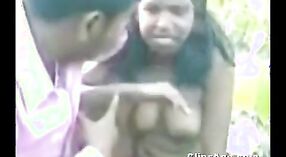 Индийское секс-видео с участием местной тамильской шлюхи, трахающейся на открытом воздухе 3 минута 30 сек