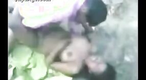 地元のタミルの売春婦が屋外で犯されるのをフィーチャーしたインドのセックスビデオ 1 分 00 秒