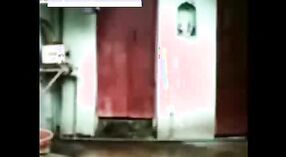 Gadis desi di pemandian Rajasthani menjadi keriting dalam video MMS panas 1 min 20 sec