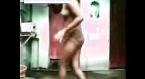 Gadis desi di pemandian Rajasthani menjadi keriting dalam video MMS panas 1 min 30 sec