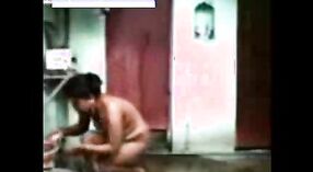 Gadis desi di pemandian Rajasthani menjadi keriting dalam video MMS panas 1 min 40 sec