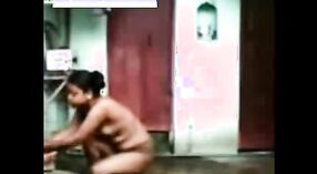 Gadis desi di pemandian Rajasthani menjadi keriting dalam video MMS panas 1 min 50 sec
