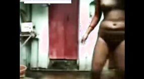 Gadis desi di pemandian Rajasthani menjadi keriting dalam video MMS panas 3 min 00 sec