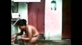 Gadis desi di pemandian Rajasthani menjadi keriting dalam video MMS panas 3 min 10 sec