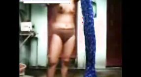 Gadis desi di pemandian Rajasthani menjadi keriting dalam video MMS panas 0 min 30 sec