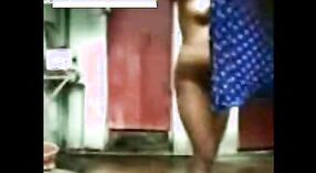Gadis desi di pemandian Rajasthani menjadi keriting dalam video MMS panas 1 min 00 sec