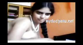 Desi girl de Chennai fait l'expérience de sa première fois en cam avec un MMS 2 minute 30 sec