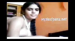 Desi girl de Chennai fait l'expérience de sa première fois en cam avec un MMS 3 minute 20 sec