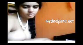Desi girl de Chennai fait l'expérience de sa première fois en cam avec un MMS 3 minute 50 sec