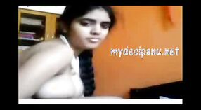 Desi girl de Chennai fait l'expérience de sa première fois en cam avec un MMS 4 minute 20 sec