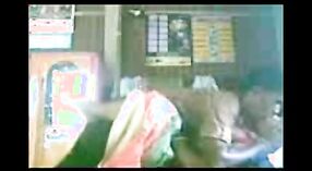 Video de sexo indio amateur con un bhabi de la aldea del sur y su primo 2 mín. 00 sec