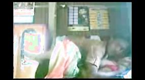 Video de sexo indio amateur con un bhabi de la aldea del sur y su primo 2 mín. 10 sec