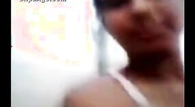 Gayathri, um indiano desi menina de Karnataka, estrelas em um self-made nude banheira de vídeo 1 minuto 20 SEC