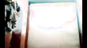 カルナタカ出身のインディアンデシガールであるガヤトリは、自作のヌードバスビデオに出演しています 2 分 20 秒