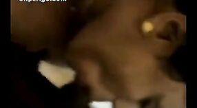 Video nghiệp dư ấn độ của một con điếm tamil nóng bỏng nhận được hình ảnh khỏa thân đầy đủ của cô bị bắt và thực hiện để thực hiện quan hệ tình dục bằng miệng 1 tối thiểu 50 sn