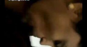 Indiase amateur video van een heet Tamil hoer getting haar volledig naakt figuur gevangen en gemaakt naar Uitvoeren orale seks 2 min 00 sec
