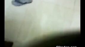Indyjski amator wideo z a gorący Tamil kurwa coraz jej pełny nagi rysunek captured i zrobiony do perform oral seks 2 / min 40 sec
