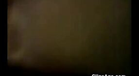 Indiase amateur video van een heet Tamil hoer getting haar volledig naakt figuur gevangen en gemaakt naar Uitvoeren orale seks 3 min 10 sec