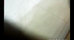 Indiase amateur video van een heet Tamil hoer getting haar volledig naakt figuur gevangen en gemaakt naar Uitvoeren orale seks 3 min 30 sec