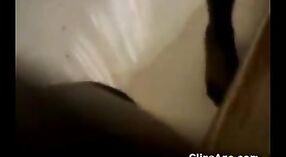 ホットタミルの売春婦のインドのアマチュアビデオで彼女の完全なヌードの姿を捕らえてオーラルセックスをするように作られている 3 分 50 秒
