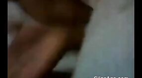Indiase amateur video van een heet Tamil hoer getting haar volledig naakt figuur gevangen en gemaakt naar Uitvoeren orale seks 4 min 10 sec