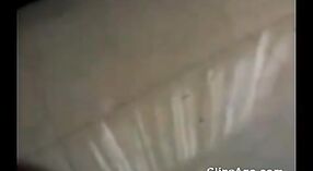 ホットタミルの売春婦のインドのアマチュアビデオで彼女の完全なヌードの姿を捕らえてオーラルセックスをするように作られている 4 分 20 秒