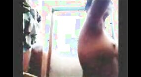 Escena de baño de auto-disparo de Desi college girl en video MMS 2 mín. 10 sec