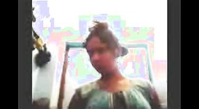 Escena de baño de auto-disparo de Desi college girl en video MMS 0 mín. 0 sec