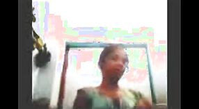 Scène de bain d'auto-tournage d'une étudiante Desi dans une vidéo MMS 0 minute 30 sec