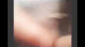 Scène de bain d'auto-tournage d'une étudiante Desi dans une vidéo MMS 1 minute 10 sec