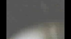 దేశీ గర్ల్ రాగిని ఈ te త్సాహిక పోర్న్ వీడియోలో తన క్లయింట్‌కు హాట్ ఎంఎంఎస్ ఇస్తుంది 2 మిన్ 50 సెకను