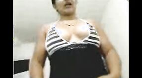 Desi aunty's hot cam show on Fsiblog 1 min 40 sec