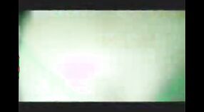 ಹೋಟೆಲ್ ಕೋಣೆಯಲ್ಲಿ ದೇಸಿ ಹುಡುಗಿಯರು: ಎಂಎಂಎಸ್ ಸೆಕ್ಸ್ ದೃಶ್ಯ 2 ನಿಮಿಷ 20 ಸೆಕೆಂಡು