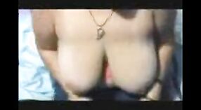 Desi babe met reusachtig boezem exposes haarzelf op verzoek in deze amateur porno video 0 min 0 sec