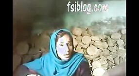 젊은 데바르와 인기있는 파키스탄 바비를 특징으로하는 인도 섹스 비디오 0 최소 0 초