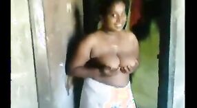 Amateur Indiase seks video featuring een volwassen BBW exposed door haar lover 1 min 50 sec