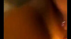 దేశీ మిల్ఫ్ తన భర్తను వెబ్‌క్యామ్‌లో ఆటపట్టిస్తోంది 3 మిన్ 40 సెకను