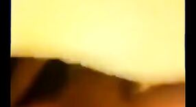 దేశీ మిల్ఫ్ తన భర్తను వెబ్‌క్యామ్‌లో ఆటపట్టిస్తోంది 4 మిన్ 40 సెకను