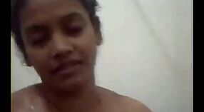 Video de sexo indio con una recepcionista de tienda de mujer de figura sexy atrapada por un chico de oficina 0 mín. 40 sec