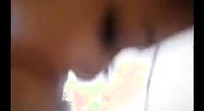 Amante desi recibe una mamada caliente de una MILF india en este video amateur 4 mín. 10 sec
