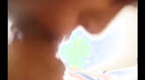 Amante desi recibe una mamada caliente de una MILF india en este video amateur 0 mín. 30 sec